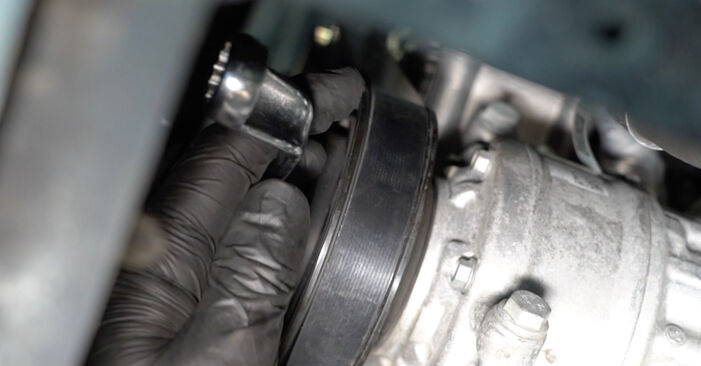 Wie schwer ist es, selbst zu reparieren: Keilrippenriemen Audi A4 B8 Avant 1.8 TFSI 2013 Tausch - Downloaden Sie sich illustrierte Anleitungen
