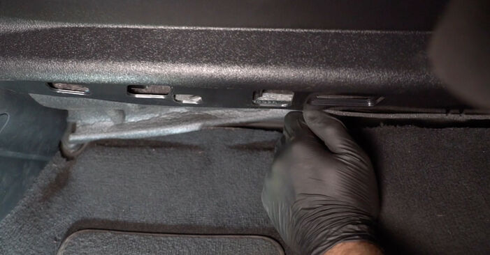 AUDI TT 2013 Filtr powietrza kabinowy instrukcja wymiany krok po kroku
