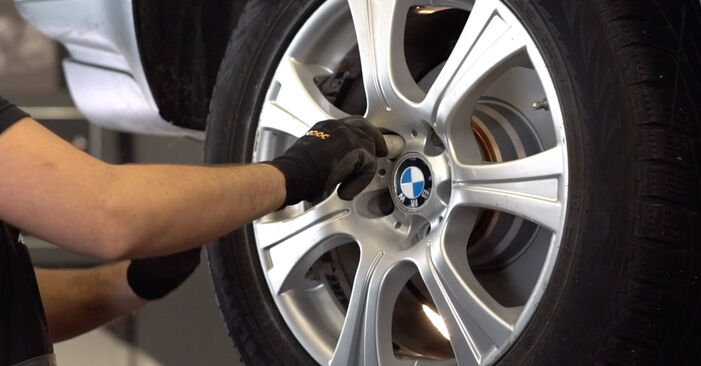 BMW 7 SERIES 740d 3.9 Klocki Hamulcowe wymiana: przewodniki online i samouczki wideo