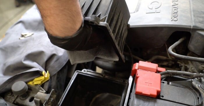 Wechseln Sie Luftfilter beim FORD Fiesta Mk6 Kastenwagen 1.5 TDCi 2012 selbst aus