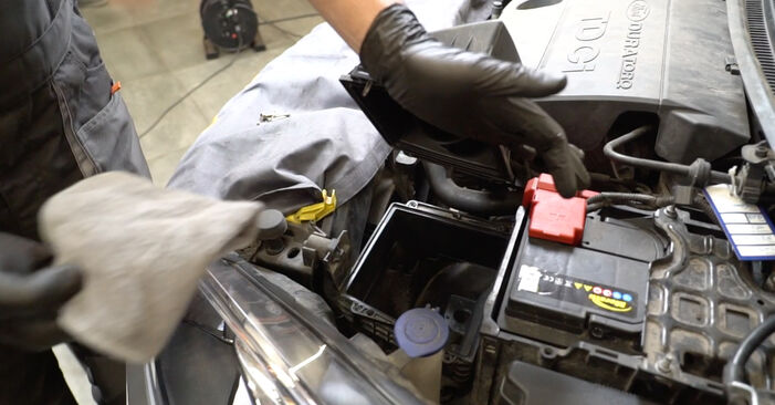 Come sostituire Filtro Aria su FORD Fiesta Mk6 Sedan 2015: scarica manuali PDF e istruzioni video