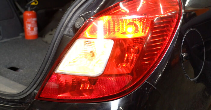Consigli passo-passo per la sostituzione del fai da te Opel Corsa D Van 2010 1.4 (L08) Fanale Posteriore