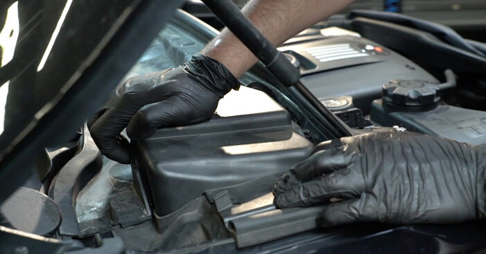 Wie kompliziert ist es, selbst zu reparieren: Zündspule am BMW E70 3.0 si 2012 ersetzen – Laden Sie sich illustrierte Wegleitungen herunter