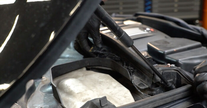 Как да демонтираме BMW 5 SERIES 520i 2.2 2000 Запалителна бобина - онлайн лесни за следване инструкции