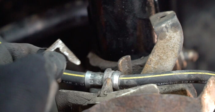 Wie schwer ist es, selbst zu reparieren: Bremsschläuche Skoda Roomster Praktik 1.4 TDI 2013 Tausch - Downloaden Sie sich illustrierte Anleitungen