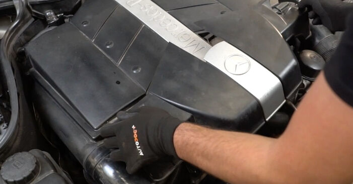 Wymiana Filtr powietrza Mercedes C216 2006 - darmowe instrukcje PDF i wideo