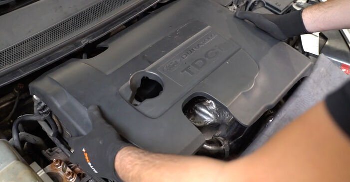 FORD FOCUS 1.6 Intake Pipe, air filter replacement: online guides and video tutorials