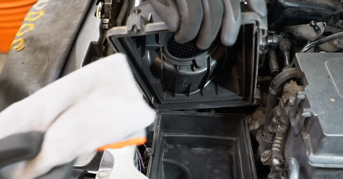 Wie problematisch ist es, selber zu reparieren: Luftfilter beim Ford Focus Mk2 1.8 Flexifuel 2010 auswechseln – Downloaden Sie sich bebilderte Tutorials
