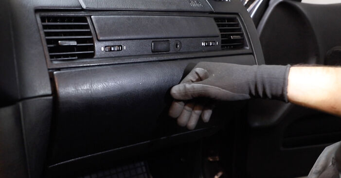 Innenraumfilter beim BMW 3 SERIES 318i 1.8 1993 selber erneuern - DIY-Manual