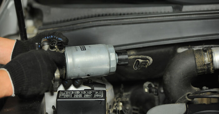 Jak vyměnit palivový filtr na HYUNDAI i30 II Kupé (GD) – návod k výměně