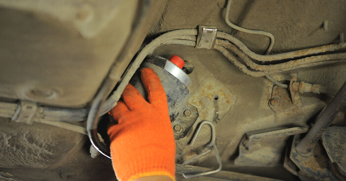 Kraftstofffilter beim AUDI A4 2.7 TDI 2014 selber erneuern - DIY-Manual