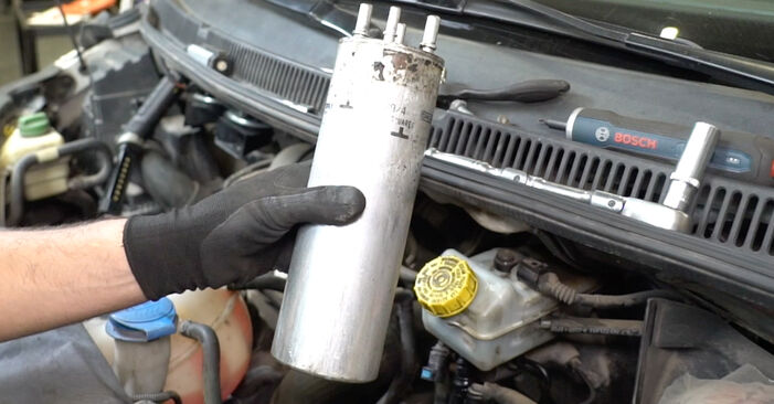 Sostituzione di VW TOUAREG 3.0 V6 TDI Filtro Carburante: guide online e tutorial video