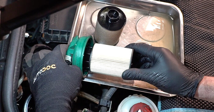 Cómo reemplazar Filtro de Combustible en un FIAT Strada Pick-up (178_) 2003: descargue manuales en PDF e instrucciones en video