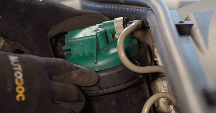 Cómo reemplazar Filtro de Combustible en un FIAT PANDA (169) 1.2 2004 - manuales paso a paso y guías en video