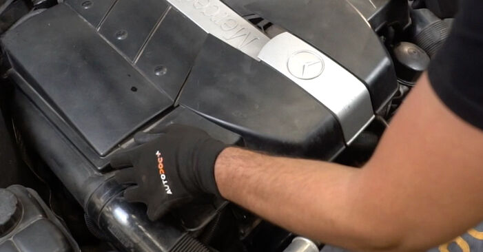 Kako zamenjati Rebrasti jermen na Mercedes W204 2007 - brezplačni PDF in video priročniki