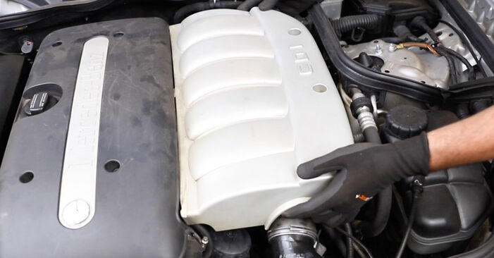 Mercedes S204 C 220 CDI 2.2 (204.208) 2009 Filtro Carburante sostituzione: manuali dell'autofficina