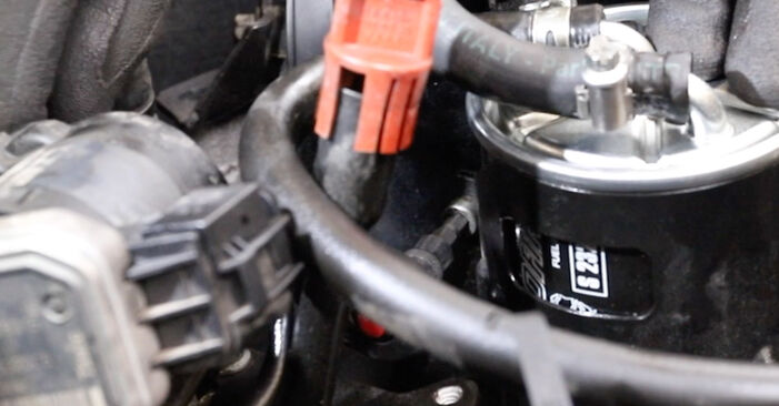 Cómo cambiar Filtro de Combustible en un Mercedes Vito W639 2003 - Manuales en PDF y en video gratuitos