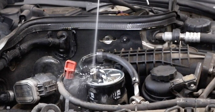 Filtr paliwa w MERCEDES-BENZ Klasa S Sedan (W221) S 350 3.5 (221.056, 221.156) 2010 samodzielna wymiana - poradnik online