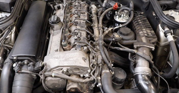 Come sostituire MERCEDES-BENZ Classe S Sedan (W221) S 320 CDI 3.0 (221.022, 221.122) 2006 Filtro Carburante - manuali passo passo e video guide