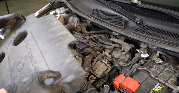Wie Kraftstofffilter Ford Grand C MAX Van 1.6 TDCi 2010 tauschen - Kostenlose PDF- und Videoanleitungen