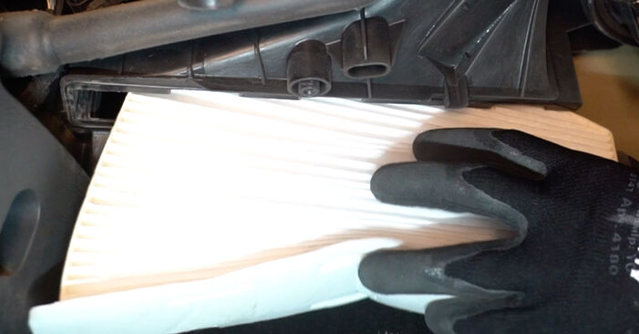 Innenraumfilter am VW TIGUAN (AD1) 1.4 TSI 4motion 2021 wechseln – Laden Sie sich PDF-Handbücher und Videoanleitungen herunter