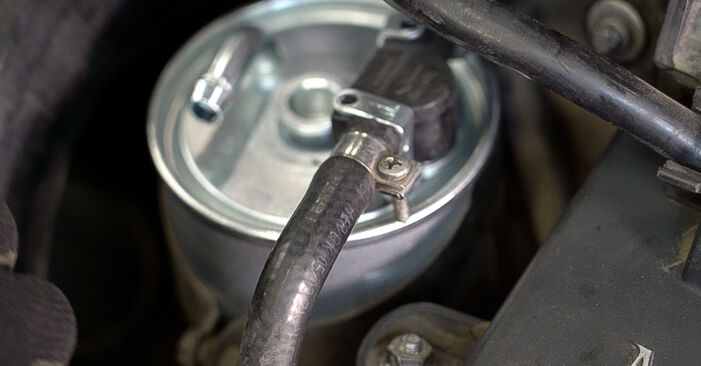 Combien de temps dure le remplacement : Filtre à Carburant sur Mercedes W414 2002 - manuel PDF informatif