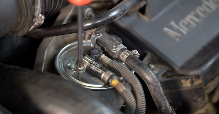 Comment changer Filtre à Carburant sur Mercedes Vito W638 1997 - Manuels PDF et vidéo gratuits