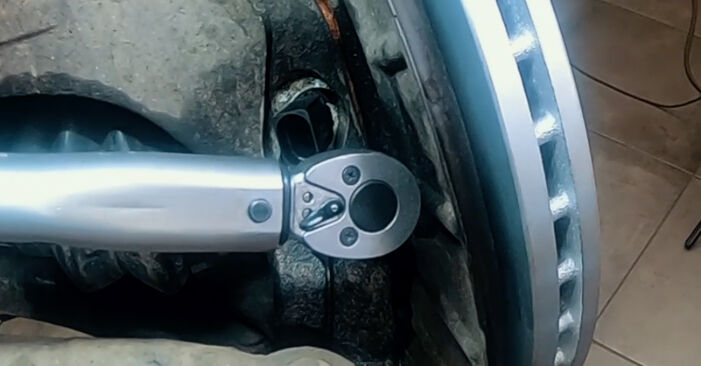 Reemplace Sensor de ABS en un VW Caddy 3 Furgón 2014 1.9 TDI usted mismo