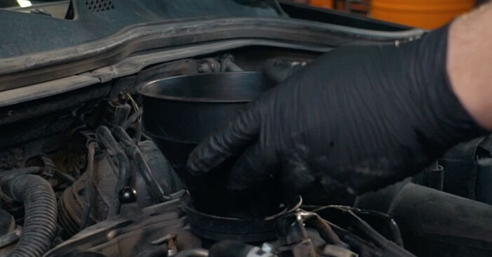 Ölfilter beim VW PASSAT 1.8 TSI 2010 selber erneuern - DIY-Manual