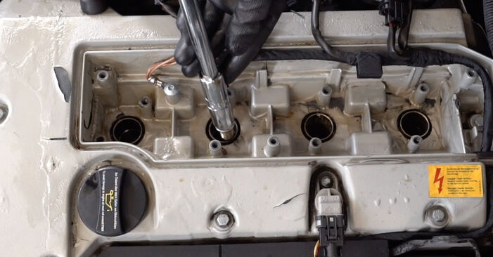Wie kompliziert ist es, selbst zu reparieren: Zündkerzen am Mercedes SLK R171 300 3.0 (171.454) 2010 ersetzen – Laden Sie sich illustrierte Wegleitungen herunter