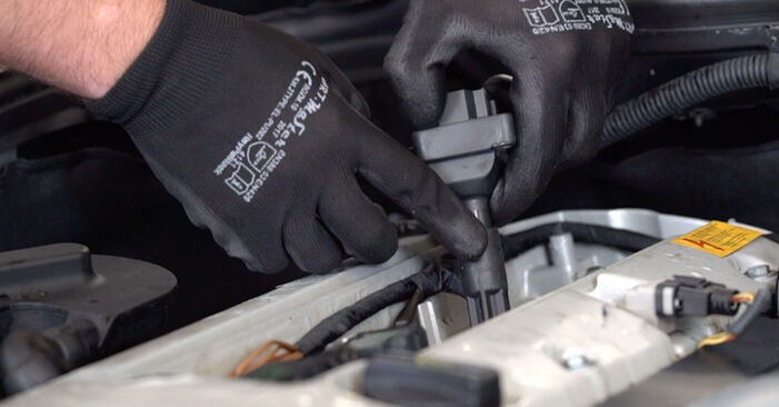 Wie schwer ist es, selbst zu reparieren: Zündspule Mercedes W204 C 200 1.8 Kompressor (204.041) 2013 Tausch - Downloaden Sie sich illustrierte Anleitungen