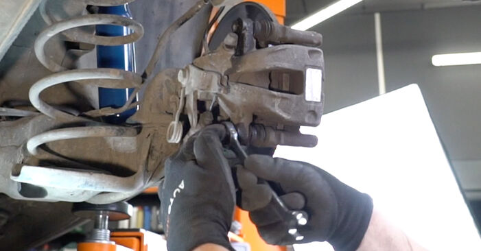 Wie schwer ist es, selbst zu reparieren: Bremsbeläge Peugeot Partner K9 1.6 2014 Tausch - Downloaden Sie sich illustrierte Anleitungen