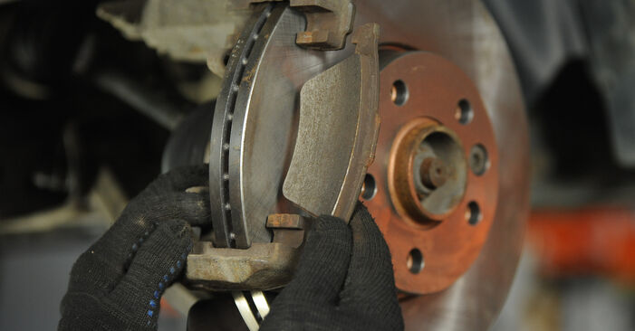 VW TRANSPORTER 2.0 TDI Brake Pads replacement: online guides and video tutorials