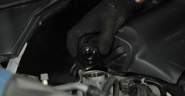 Wymień samodzielnie Filtr oleju w Honda CR-V IV 2022 2.2 i-DTEC AWD (RE6)