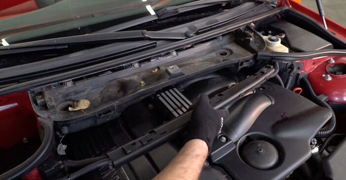 Cómo reemplazar Bujía de Encendido en un BMW 1 Cabrio (E88) 2013: descargue manuales en PDF e instrucciones en video