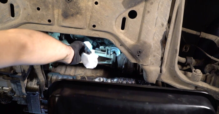 VW TRANSPORTER 2.5 TDI Oil Filter replacement: online guides and video tutorials