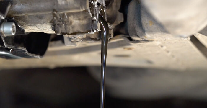 Wie schmierig ist es, selber zu reparieren: Getriebeöl und Verteilergetriebeöl beim Golf 4 1.4 16V 2003 wechseln – Downloaden Sie sich Bildanleitungen