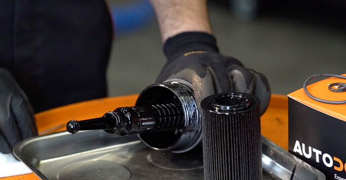 Hvordan skifte MERCEDES-BENZ SPRINTER 2013 Oljefilter trinn–for–trinn veiledning