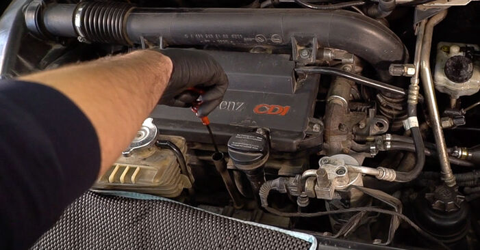 Wie schwer ist es, selbst zu reparieren: Ölfilter Mercedes Sprinter 906 415 CDI 2.2 (906.153, 906.155, 906.253) 2012 Tausch - Downloaden Sie sich illustrierte Anleitungen