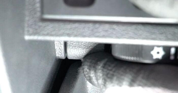 Wie Innenraumfilter VW Golf VII Schrägheck (5G1, BQ1, BE1, BE2) 2.0 TDI 2013 austauschen - Schrittweise Handbücher und Videoanleitungen