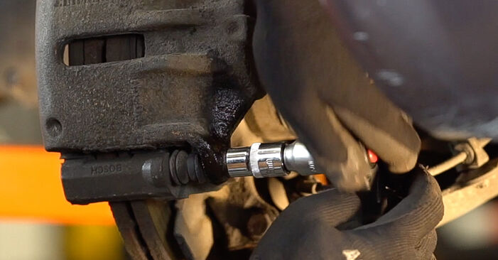 Bremsbeläge am RENAULT LAGUNA Coupe (DT0/1) 3.5 V6 2013 wechseln – Laden Sie sich PDF-Handbücher und Videoanleitungen herunter