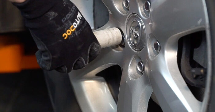 Come cambiare Pastiglie Freno su Toyota Prius Plus 2011 - manuali PDF e video gratuiti