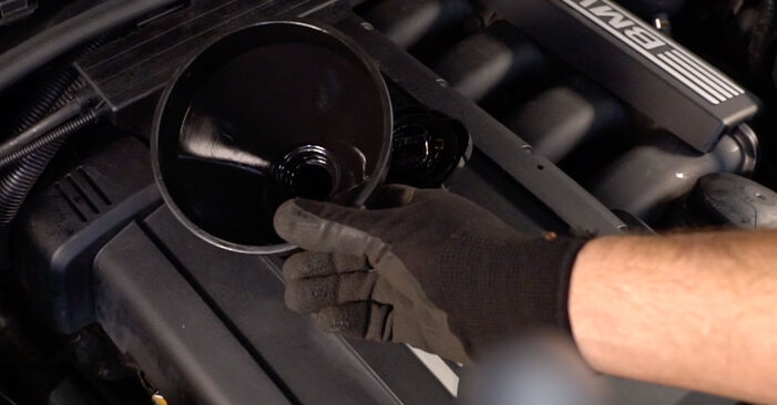 Ile czasu zajmuje wymiana: Filtr oleju w BMW E70 2006 - pouczająca instrukcja w formacie PDF