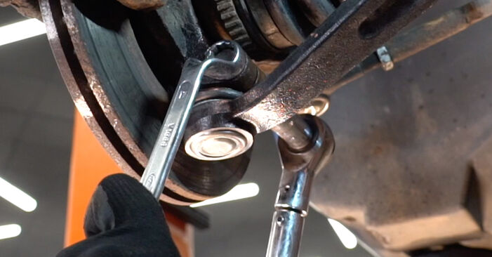 Sustitución de Brazo De Suspensión en un Peugeot 206+ 1.1 2011: manuales de taller gratuitos