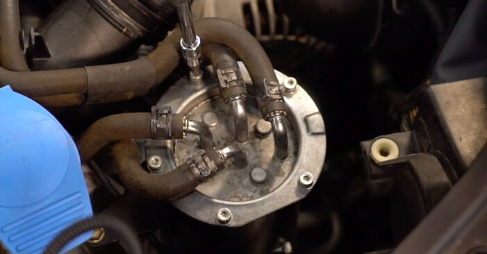 Cómo reemplazar Filtro de Combustible en un VW SCIROCCO Van (137) 2.0 TDi 2009 - manuales paso a paso y guías en video