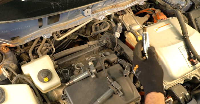 Podrobná doporučení pro svépomocnou výměnu Toyota Avensis t25 2004 2.2 D-4D (ADT251_) Zapalovaci svicka