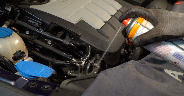 Cómo cambiar Filtro de Combustible en un VW GOLF VAN VI Variant (AJ5) 2009 - Manuales en PDF y en video gratuitos