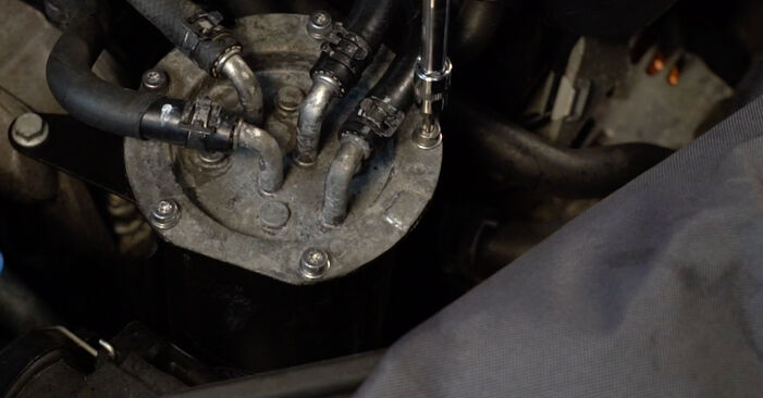 Cómo reemplazar Filtro de Combustible en un VW GOLF VAN VI Variant (AJ5) 1.6 TDi BlueMotion 2010 - manuales paso a paso y guías en video