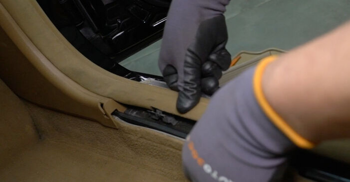 Schritt-für-Schritt-Anleitung zum selbstständigen Wechsel von Mercedes W204 2012 C 180 1.8 Kompressor (204.046) Innenraumfilter