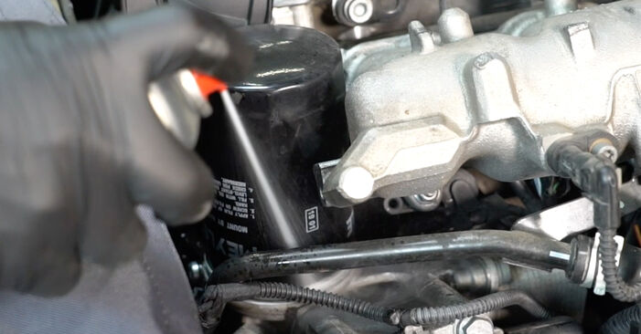 Wie schwer ist es, selbst zu reparieren: Ölfilter Audi A4 B8 Avant 1.8 TFSI 2013 Tausch - Downloaden Sie sich illustrierte Anleitungen